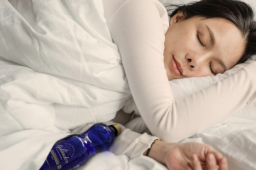Descubre como beber agua antes de dormir mejora la calidad de tu sueño 